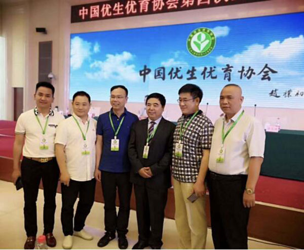 易視界陶總與眼病防治技術專業(yè)委員會全體專家及相關成員共同合影