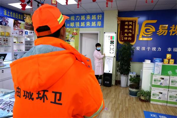 愛心聚焦！易視界300多副老花鏡暖了環(huán)衛(wèi)工人的心！