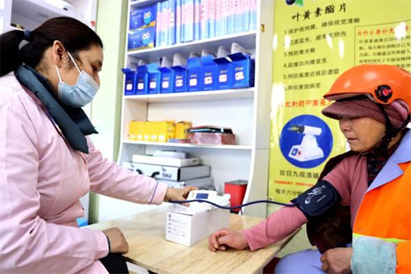 愛心聚焦！易視界300多副老花鏡暖了環(huán)衛(wèi)工人的心！