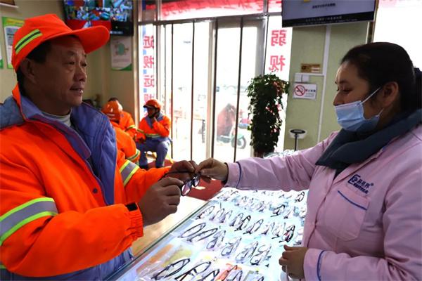 愛心聚焦！易視界300多副老花鏡暖了環(huán)衛(wèi)工人的心！